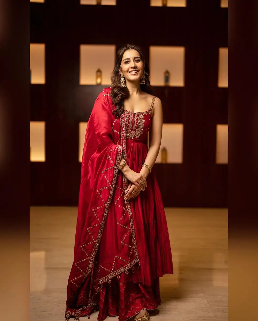 RAASHI KHANNA MESMERIZING LOOKS IN BEAUTIFUL RED GOWN 2